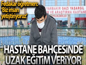 Hastane bahçesindeki banklarda uzaktan eğitimle ders veriyor.