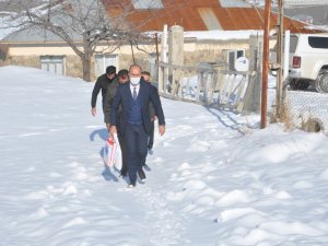 Karl kaplı yolları aşarak kitap dağıttı