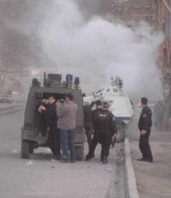 GÖSTERİCİLER SANAYİ YOLUNU KAPATTI