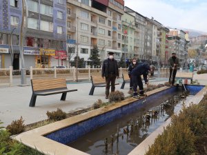 Belediye süs havuzuna kış bakımı