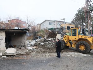 Hakkari zabıtası barakaları kaldırdı