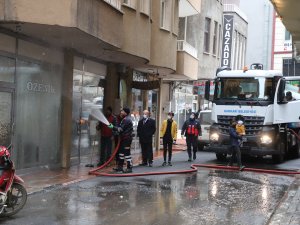 Özdemir Sokak tazyikli suyla yıkandı