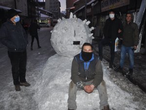 Yüksekovalı esnaf kardan korona virüs yaptılar