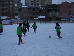Bayan Futbocular küreklere sarıldı