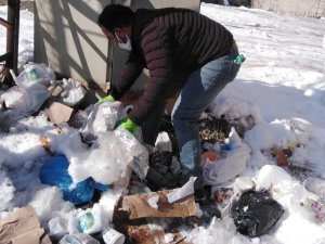 Temizlik işçilerinin soğukla mücadelesi