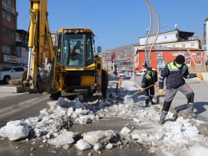 Hakkari’de buzla mücadele çalışması