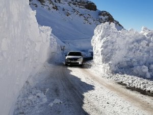 Bahçesaray yolu kontrollü ulaşıma açıldı