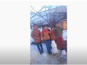 Çocuklardan kardan doğum günü pastası