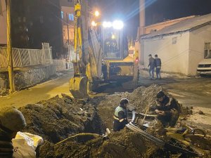 Belediye ekibi soğuk havaya meydan okuyor