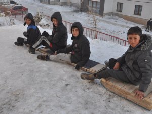 Yüksekovalı çocukların kızak keyfi