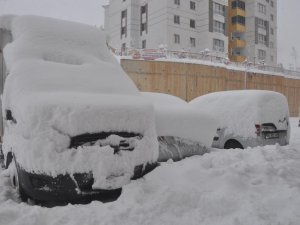 Yüksekova kara gömüldü