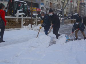 Hakkari’de kar timleri iş başında