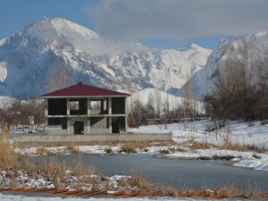 Hakkari tarihi Golazüryan göleti dondu