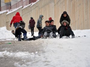 Poşet ve tepsiyle kayak keyfi