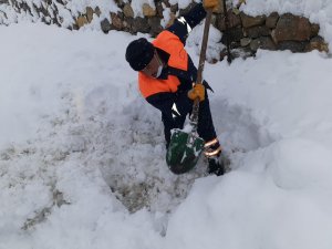 Belediye ekiplerinin karda zor anları