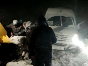 Yolda mahsur kalan yolcular kurtarıldı