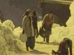 Poşet ve tepsiyle kayak keyfi