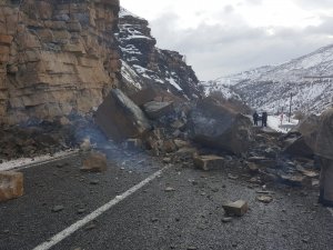 Çukurca karayoluna dev kayalar düştü