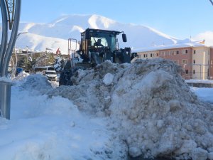 Hakkari çarşısı kar dağlarından temizleniyor
