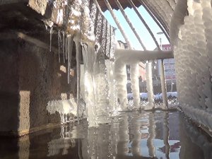 Çatılarda dev buz sarkıtları oluştu