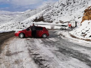 Uludere'de yollar buz pistine döndü