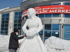 Hakkari’de Surme hanım heykeli dikildi