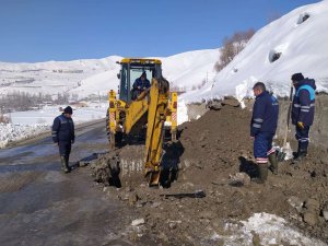 Hakkari’de dondurucu soğukta su mesaisi