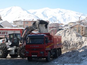 Hakkari’de 10 bin ton kar taşındı