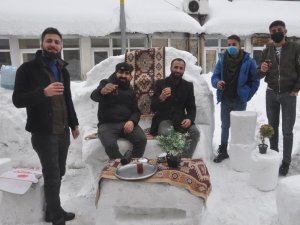 Kardan masa koltuk yapıp müşteri beklediler