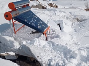Kar kalınlığına dayanamayan çatı çöktü