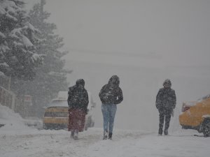 Hakkari’de 66 yerleşim yeri ulaşıma kapandı