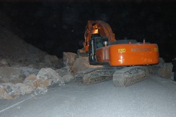 ÇUKURCA KARAYOLU KISA SÜRELİĞİNE ULAŞIMA KAPANDI