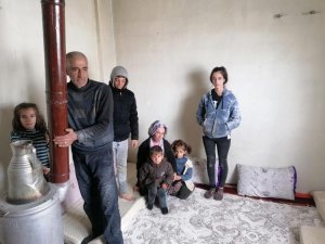 Karda çatıları çöken aile yardım eli bekliyor