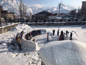 Hakkarili gençler kardan anfi yaptı