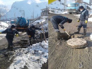 Kanalizasyon ekibinin soğukla mücadelesi