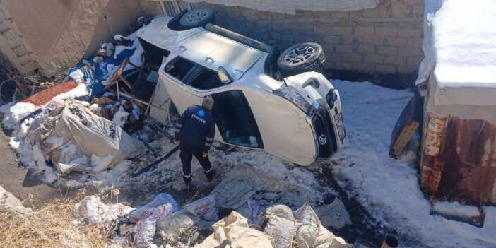 Hakkari’de VEDAŞ personelini taşıyan pikap şarampole yuvarlandı