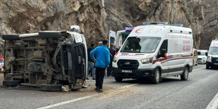 Hakkari’de Midibüs Devrildi: 4 Yaralı