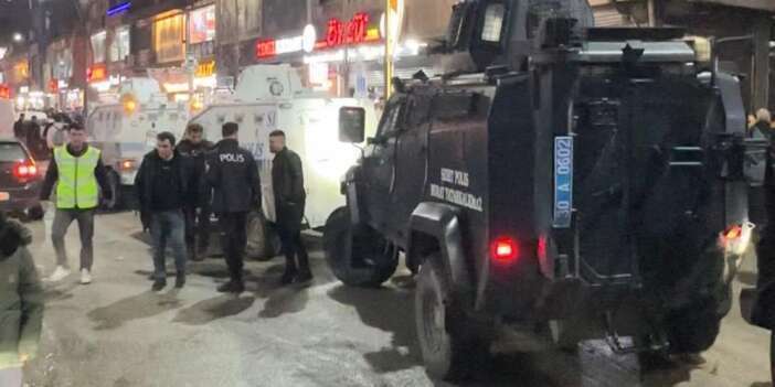 Taşlı sopalı kavga: 1'i polis 2 yaralı