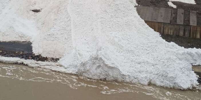 İnen çığ Zap suyunun önünü kapattı