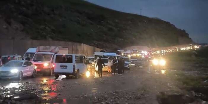 Cizre’de yol çöktü: Vatandaşlar mahsur