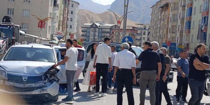 Hakkari’de iki araç çarpıştı: 1 yaralı