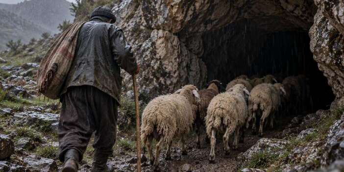 Yağmurdan kaçtı, mağarada 7 kilo altın buldu