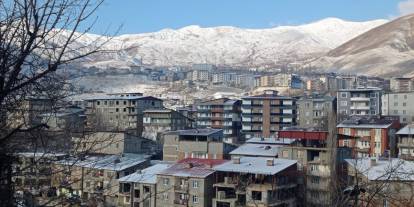 Hakkari'de kar yağışı yerini soğuk havaya bıraktı