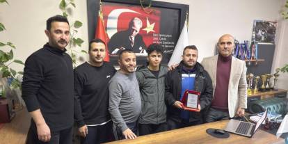 Hakkari'de judo antrenörü Akkurt'a veda plaketi