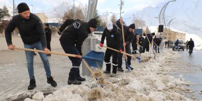 Hakkari belediyesinin 55 kişilik kar, buz timi görev başında