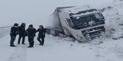 Kars’ta: Otobüs devrildi, 23 yaralı