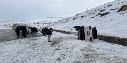 Yüksekova'da otomobil takla attı 3 yaralı