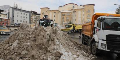 Hakkari’deki kar yığınları şehir dışına çıkartıldı