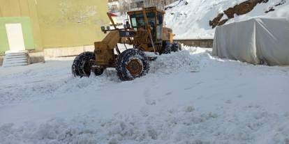 Hakkari'de köy okulların bahçeleri kardan temizleniyor