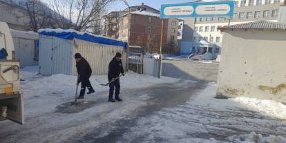 Hakkari'de buz tutan yollar tuzlanıyor